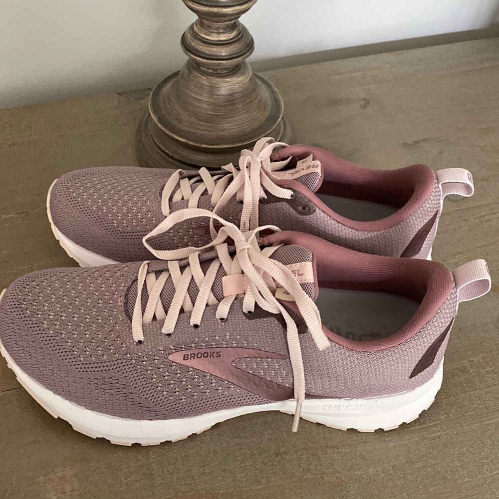 Brooks Tennis Shoes Revel 4- Size 9